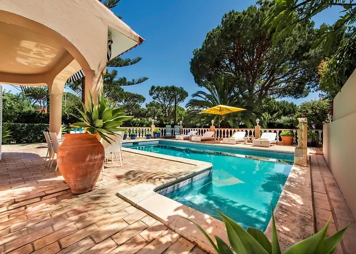 4 Bedrooms Private Pool Close To Amenities