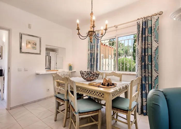 4 Bedrooms Private Pool Close To Amenities * Quarteira