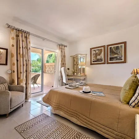 Vila 4 Bedrooms Private Pool Close To Amenities Quarteira