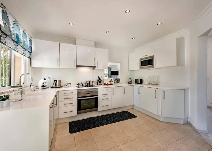 4 Bedrooms Private Pool Close To Amenities