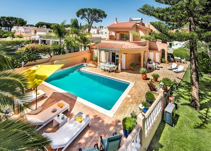 Βίλα 4 Bedrooms Private Pool Close To Amenities